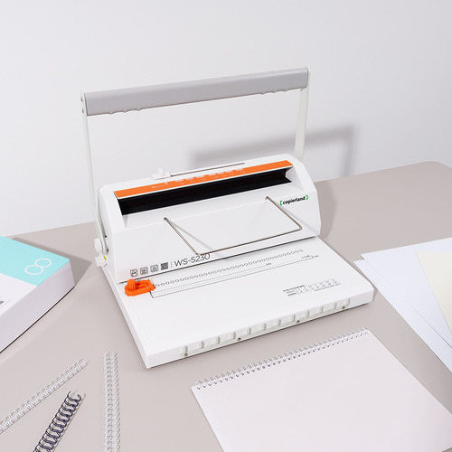 화이트 SmartBind WS-5230 제본기와 책상 위 제본 노트